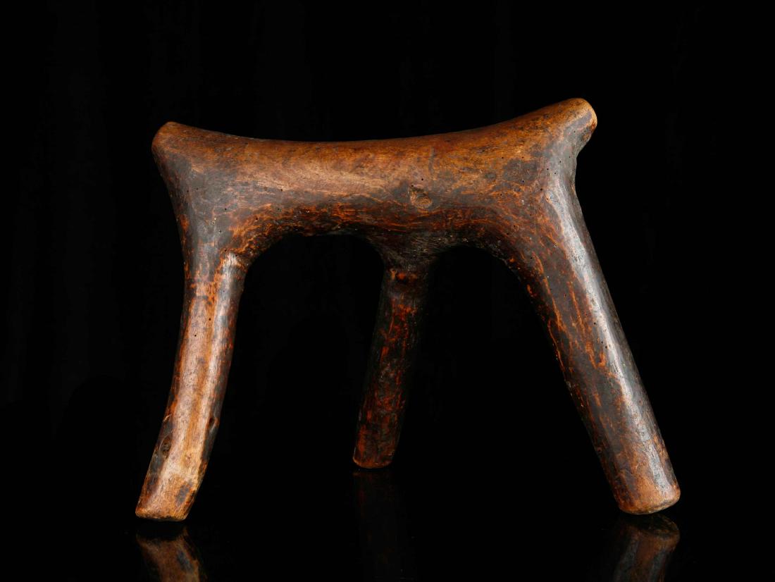 Nackenstütze (TRIBAL ART): 74 Nackenstütze (TRIBAL ART) Shilluk, Sudan Holz. H 20 cm. Provenienz: Nachlass Gottfried Honegger (1917-2016), Zürich. Nackenstützen dienten nebst der Grundfunktion auch dazu, aufwendig und kunstv