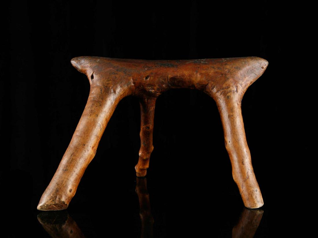 Nackenstütze (TRIBAL ART): 75 Nackenstütze (TRIBAL ART) Shilluk, Sudan Holz. H 18,5 cm. Provenienz: Nachlass Gottfried Honegger (1917-2016), Zürich. Nackenstützen dienten nebst der Grundfunktion auch dazu, aufwendig und kuns