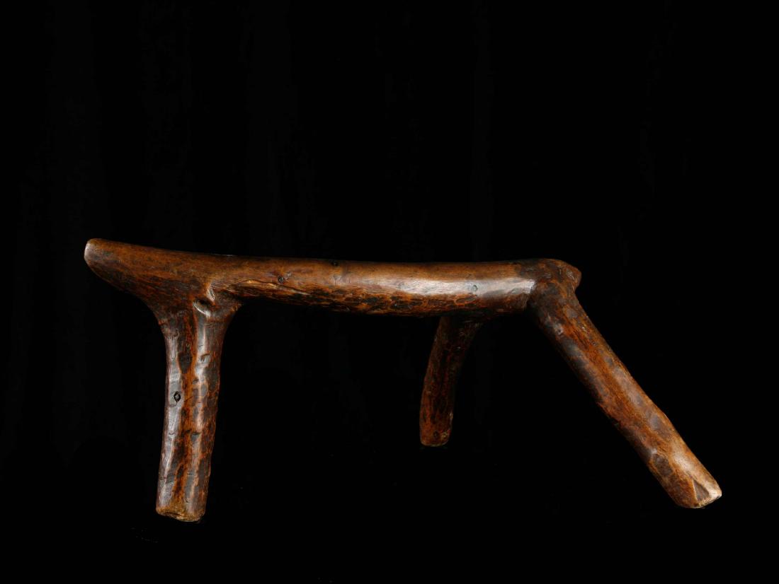 Nackenstütze (TRIBAL ART): 76 Nackenstütze (TRIBAL ART) Shilluk, Sudan Holz. H 17 cm. Provenienz: Nachlass Gottfried Honegger (1917-2016), Zürich. Nackenstützen dienten nebst der Grundfunktion auch dazu, aufwendig und kunstv