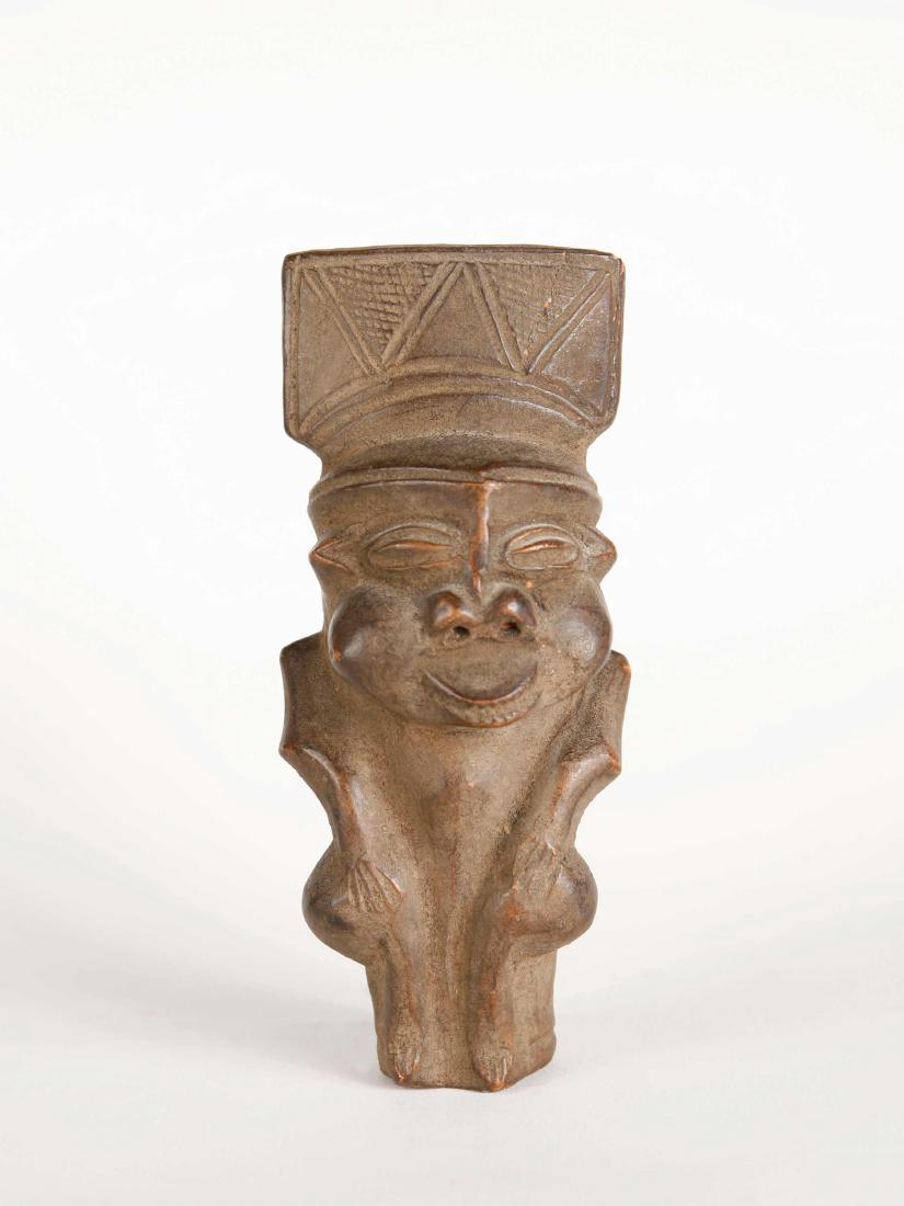 Tabak-Pfeiffenkopf (TRIBAL ART): 78 Tabak-Pfeiffenkopf (TRIBAL ART) Grasland, Kamerun Terrakotta. H 16 cm. Provenienz: Nachlass Kurt Hösli-Brutschin (1928-2006), Basel. Kunstvoll gestaltete Prestige-Tabakspfeifen standen lediglich d