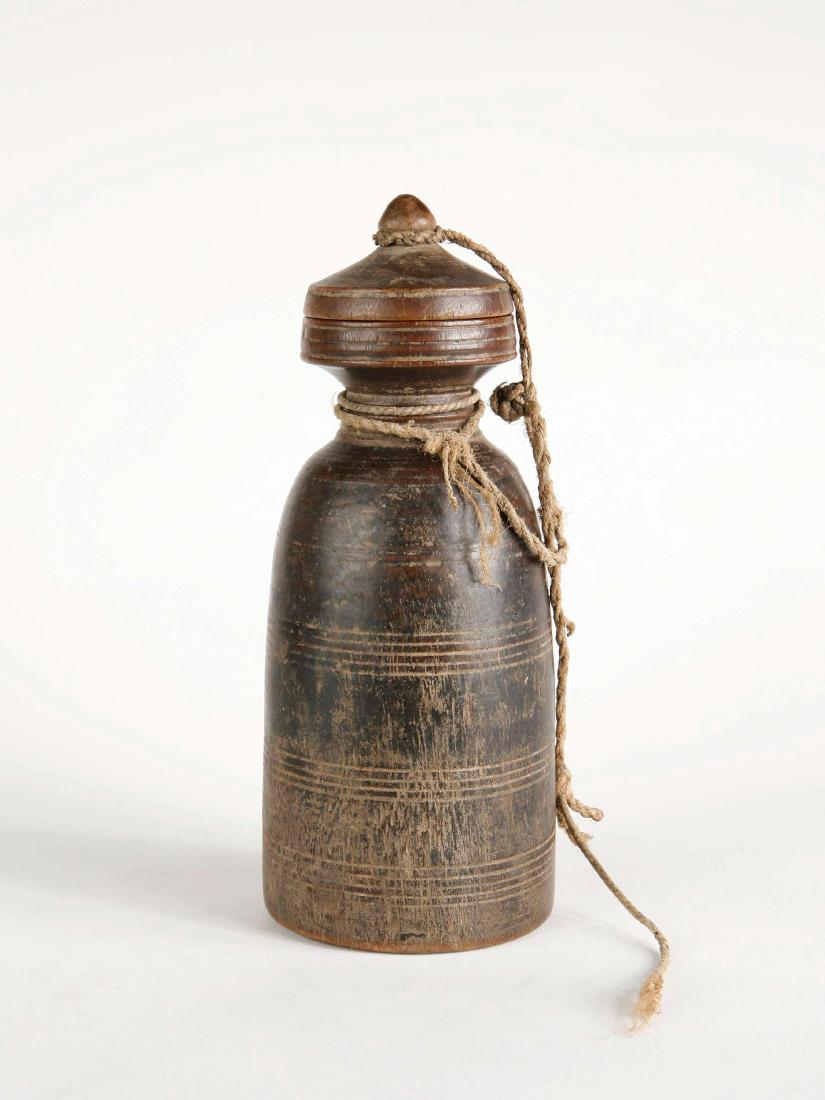 Deckelbehälter (no reserve price): 79 Deckelbehälter (no reserve price) Äthiopien Holz, Schnur. H 21 cm. Provenienz: Nachlass Kurt Hösli-Brutschin (1928-2006), Basel. CHF 100 / 200 EUR 94 / 188