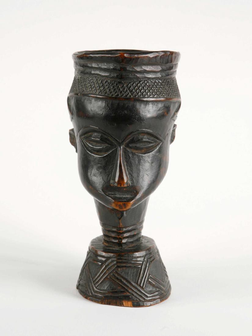 Palmwein-Becher (no reserve price): 97 Palmwein-Becher (no reserve price) Kuba, DR Kongo Kunstgewerbe / pièce d'artisanat / handicraft Holz. H 19 cm. Provenienz: Nachlass Kurt Hösli-Brutschin (1928-2006), Basel. Das heutige Königreic