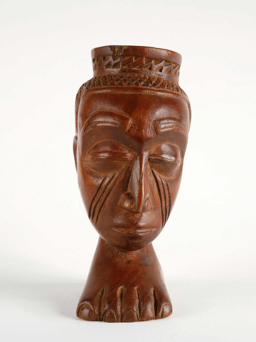 Palmwein-Becher (no reserve price): 100 Palmwein-Becher (no reserve price) Kuba, DR Kongo Holz. H 19 cm. Provenienz: Nachlass Kurt Hösli-Brutschin (1928-2006), Basel. Das heutige Königreich Kuba ist eine von der Herrscherschicht Busho