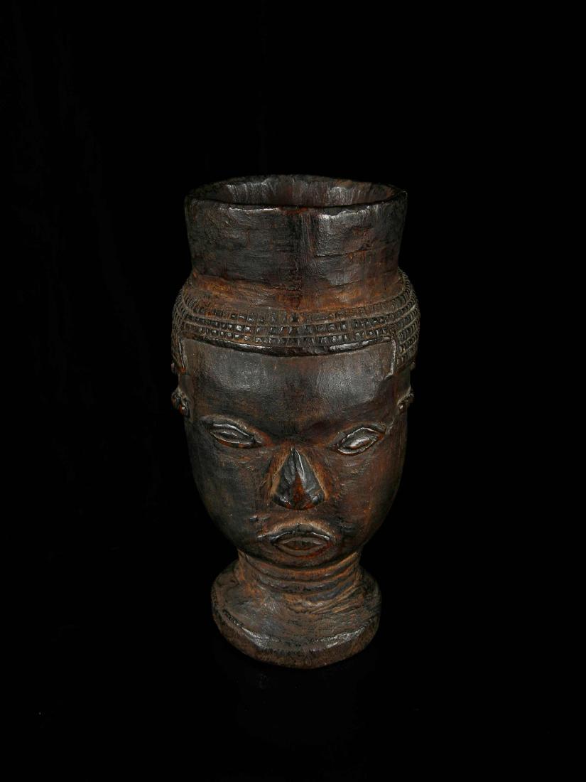 Palmwein-Becher (no reserve price): 101 Palmwein-Becher (no reserve price) Kuba, DR Kongo Holz. H 16,5 cm. Provenienz: Nachlass Kurt Hösli-Brutschin (1928-2006), Basel. Das heutige Königreich Kuba ist eine von der Herrscherschicht Bus