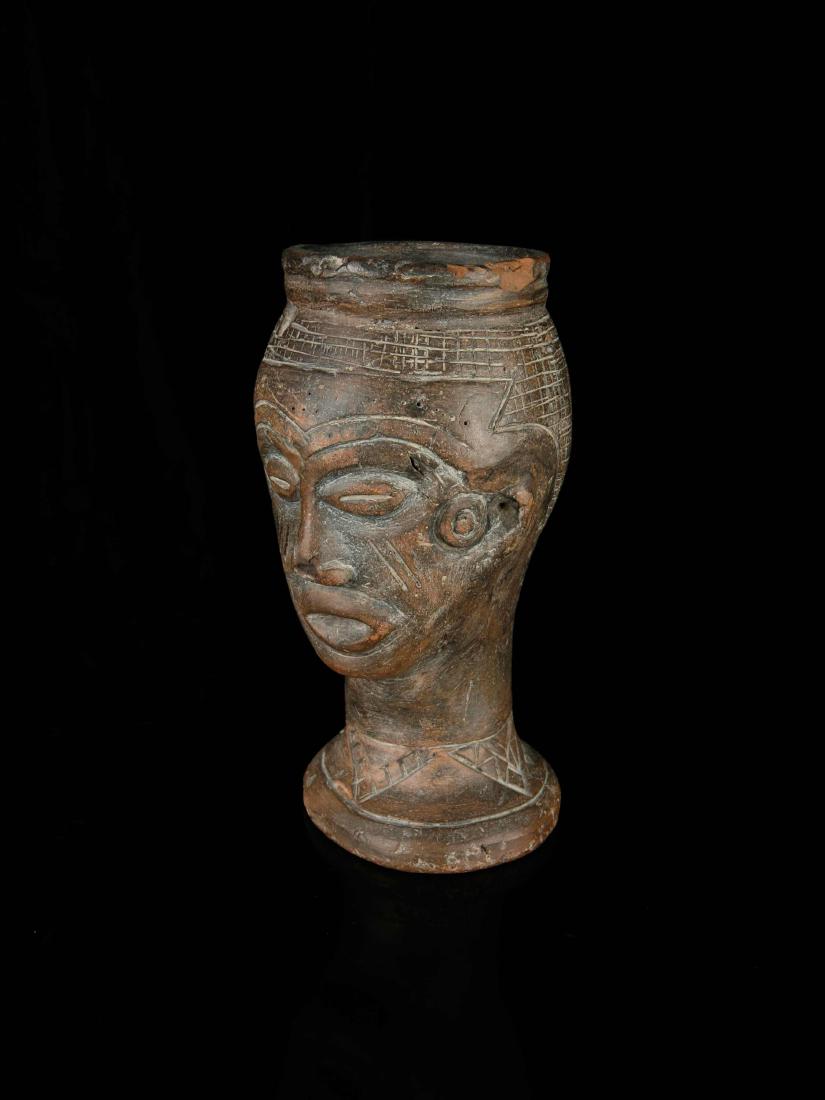 Palmwein-Becher (no reserve price): 102 Palmwein-Becher (no reserve price) Kuba, DR Kongo Terrakotta. H 15 cm. Provenienz: Nachlass Kurt Hösli-Brutschin (1928-2006), Basel. Das heutige Königreich Kuba ist eine von der Herrscherschicht