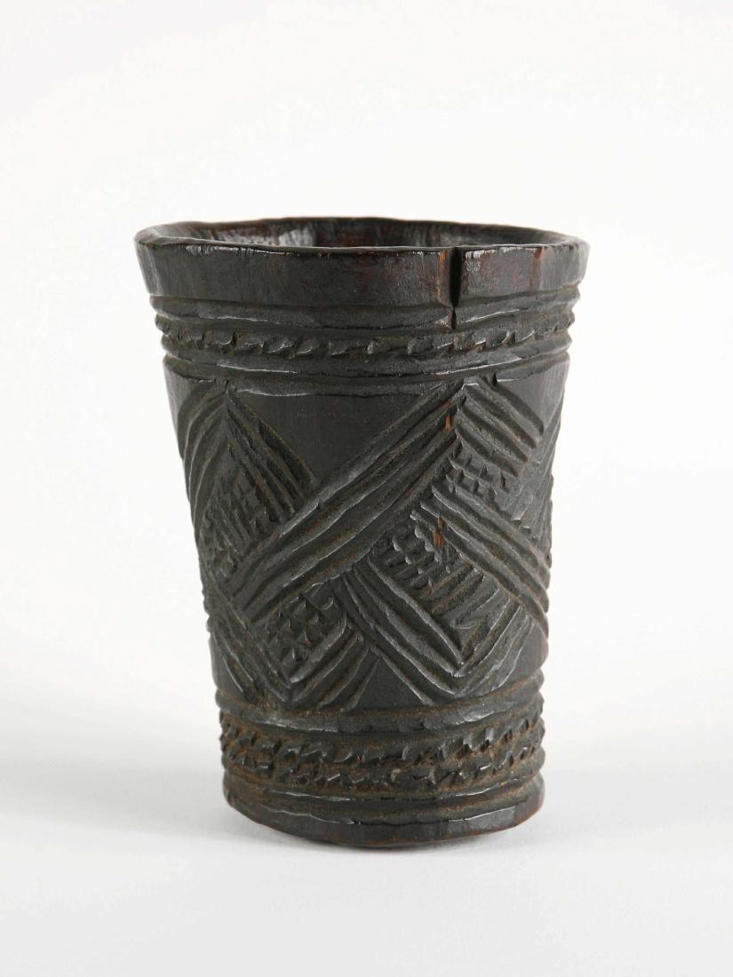 Palmwein-Becher (no reserve price): 103 Palmwein-Becher (no reserve price) Kuba, DR Kongo Kunstgewerbe / pièce d'artisanat / handicraft Holz. H 12 cm. Provenienz: Nachlass Kurt Hösli-Brutschin (1928-2006), Basel. Das heutige Königrei