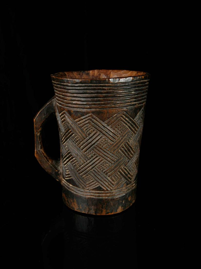 Palmwein-Becher (no reserve price): 104 Palmwein-Becher (no reserve price) Kuba, DR Kongo Holz. H 12,5 cm. Provenienz: Nachlass Kurt Hösli-Brutschin (1928-2006), Basel. Das heutige Königreich Kuba ist eine von der Herrscherschicht Bus