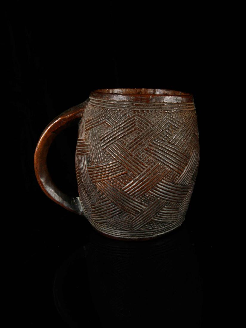 Palmwein-Becher (no reserve price): 105 Palmwein-Becher (no reserve price) Kuba, DR Kongo Holz. H 11 cm. Provenienz: Nachlass Kurt Hösli-Brutschin (1928-2006), Basel. Das heutige Königreich Kuba ist eine von der Herrscherschicht Busho