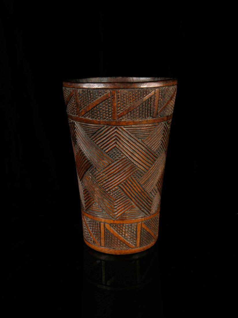 Palmwein-Becher (no reserve price): 106 Palmwein-Becher (no reserve price) Kuba, DR Kongo Holz. H 14 cm. Provenienz: Nachlass Kurt Hösli-Brutschin (1928-2006), Basel. Das heutige Königreich Kuba ist eine von der Herrscherschicht Busho