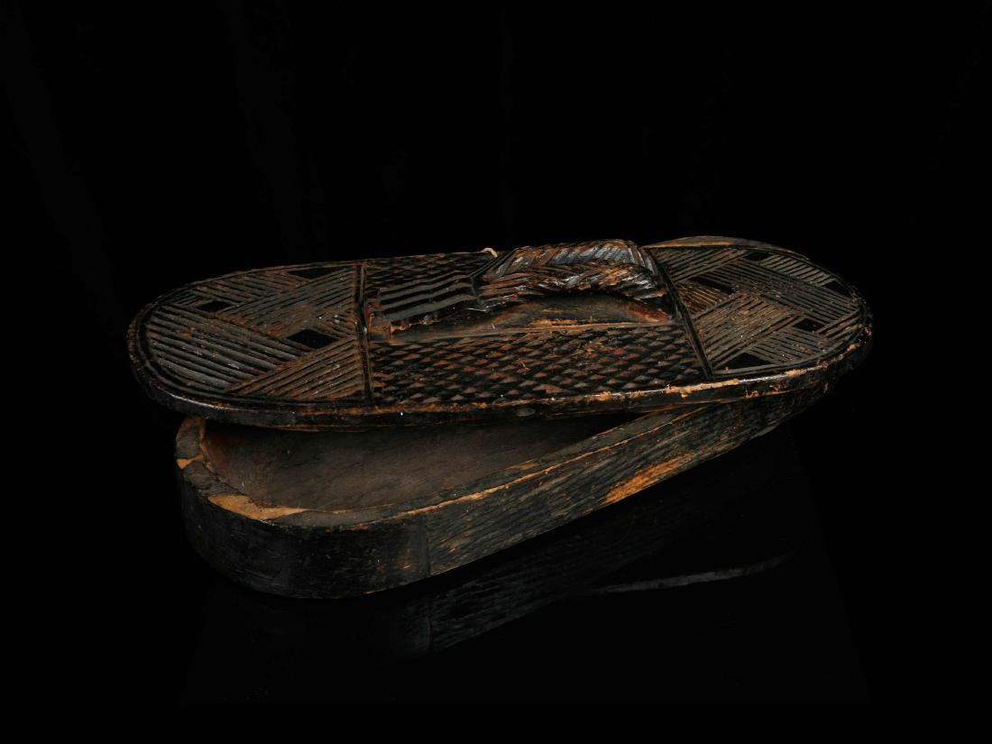 Rotholzpulver-Deckeldose (TRIBAL ART): 107 Rotholzpulver-Deckeldose (TRIBAL ART) Kuba, DR Kongo Holz. H 7,5 cm. B 39,5 cm. Provenienz: Nachlass Kurt Hösli-Brutschin (1928-2006), Basel. Das heutige Königreich Kuba ist eine von der Herrsch