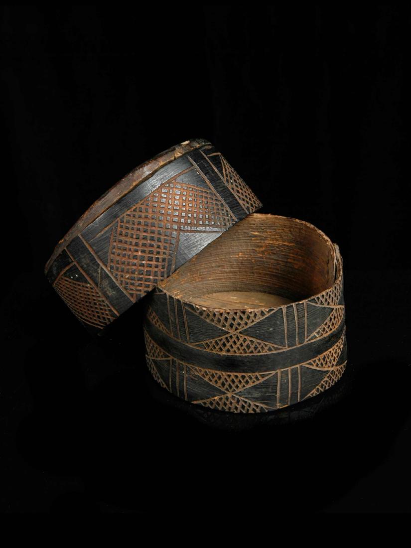 Deckeldose (no reserve price): 108 Deckeldose (no reserve price) Kuba, DR Kongo Holz, Baumrinde (eine Naht mit Nylon genäht). H 8 cm. Ø 13 cm. Provenienz: Nachlass Kurt Hösli-Brutschin (1928-2006), Basel. Das heutige Königreich