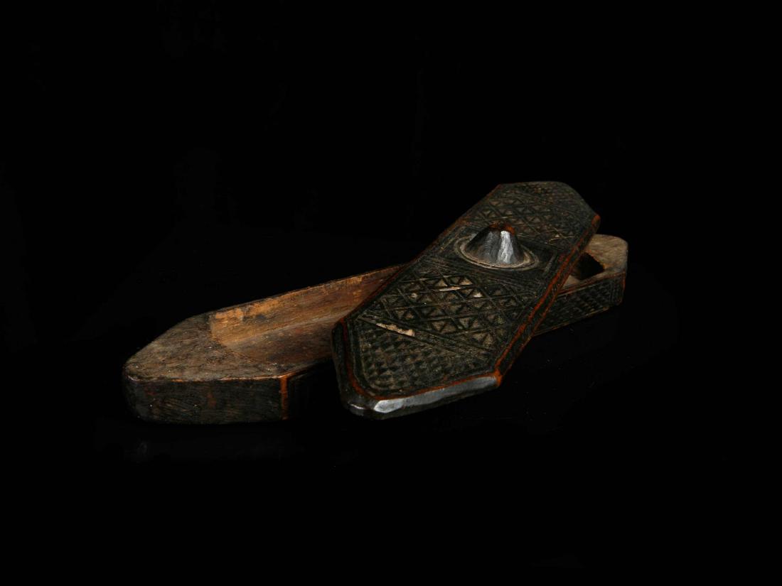 Rotholzpulver-Deckeldose (TRIBAL ART) (1 of 4)