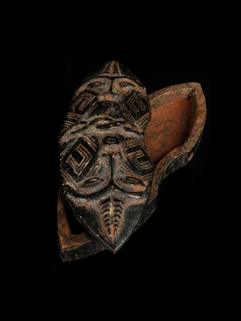 Rotholzpulver-Deckeldose (TRIBAL ART): 112 Rotholzpulver-Deckeldose (TRIBAL ART) Kuba, DR Kongo Holz. H 4 cm. B 24 cm. Provenienz: Nachlass Kurt Hösli-Brutschin (1928-2006), Basel. Das heutige Königreich Kuba ist eine von der Herrschersc