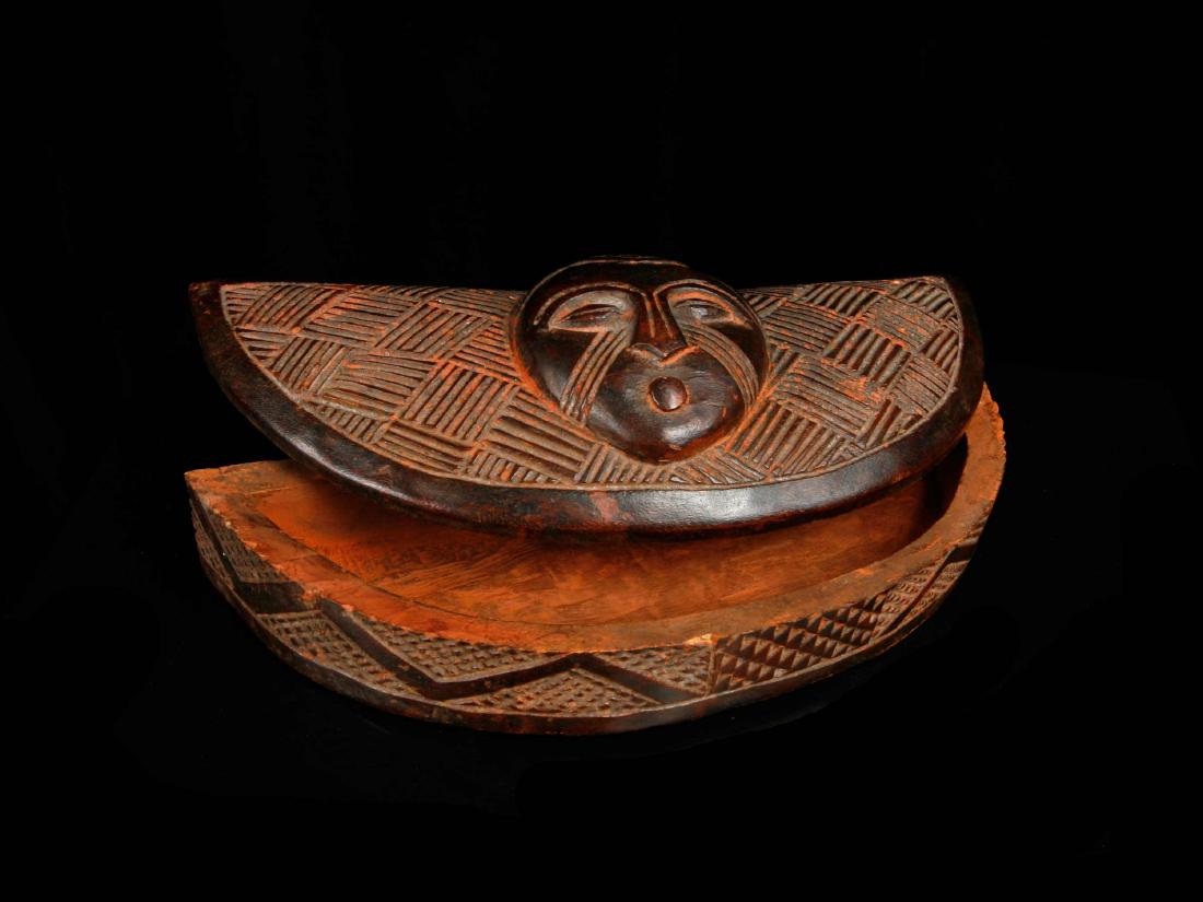 Rotholzpulver-Deckeldose (TRIBAL ART): 114 Rotholzpulver-Deckeldose (TRIBAL ART) Kuba, DR Kongo Holz. H 5,5 cm. B 21 cm. Provenienz: Nachlass Kurt Hösli-Brutschin (1928-2006), Basel. Das heutige Königreich Kuba ist eine von der Herrscher