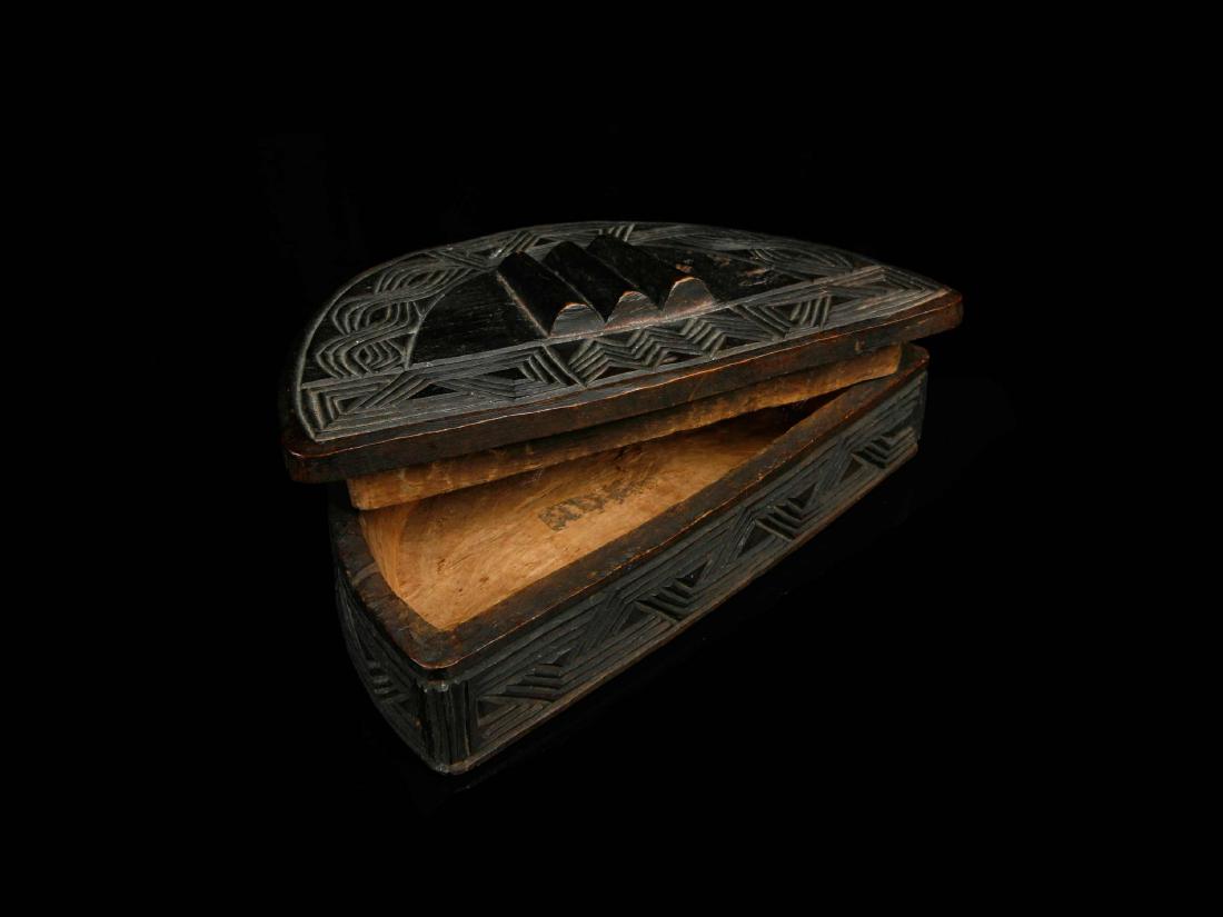 Rotholzpulver-Deckeldose (TRIBAL ART) (1 of 2)