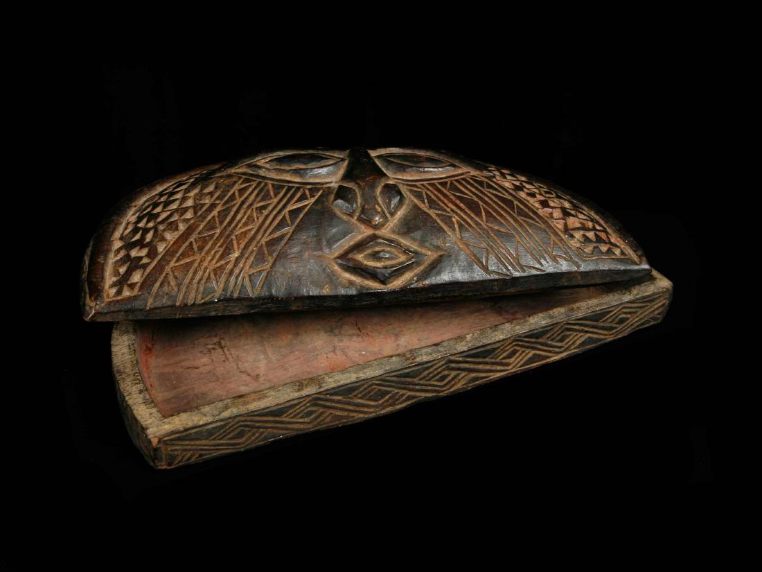 Rotholzpulver-Deckeldose (TRIBAL ART): 117 Rotholzpulver-Deckeldose (TRIBAL ART) Kuba, DR Kongo Holz. H 3 cm. B 22 cm. Provenienz: Nachlass Kurt Hösli-Brutschin (1928-2006), Basel. Das heutige Königreich Kuba ist eine von der Herrschersc