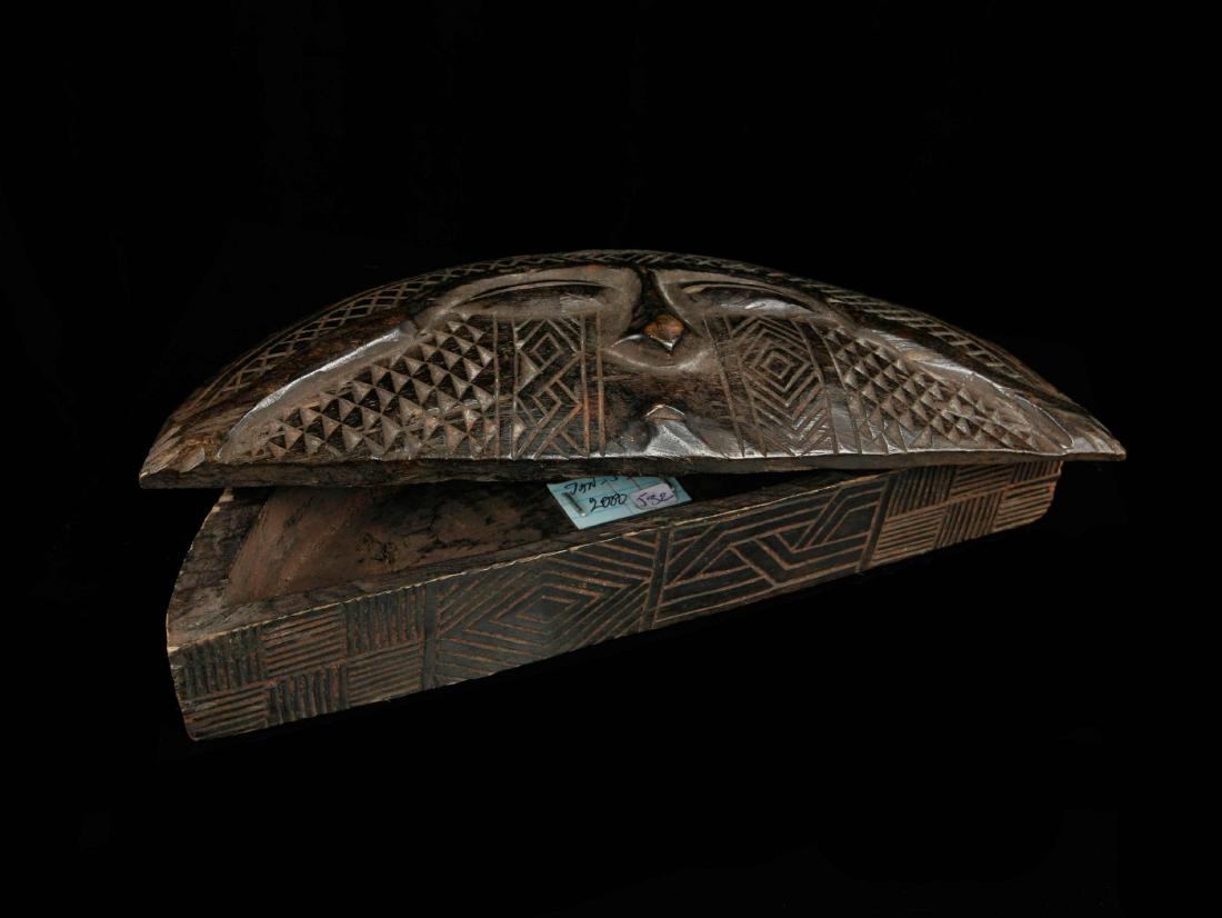 Rotholzpulver-Deckeldose (TRIBAL ART): 119 Rotholzpulver-Deckeldose (TRIBAL ART) Kuba, DR Kongo Holz. H 5 cm. B 25,5 cm. Provenienz: Nachlass Kurt Hösli-Brutschin (1928-2006), Basel. Das heutige Königreich Kuba ist eine von der Herrscher