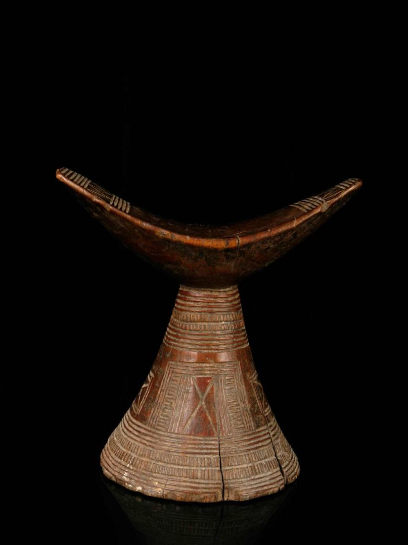 Nackenstütze (no reserve price): 163 Nackenstütze (no reserve price) Oromo, Äthiopien Holz. H 17,5 cm. Provenienz: Nachlass Kurt Hösli-Brutschin (1928-2006), Basel. Nackenstützen dienten nebst der Grundfunktion auch dazu, aufwend