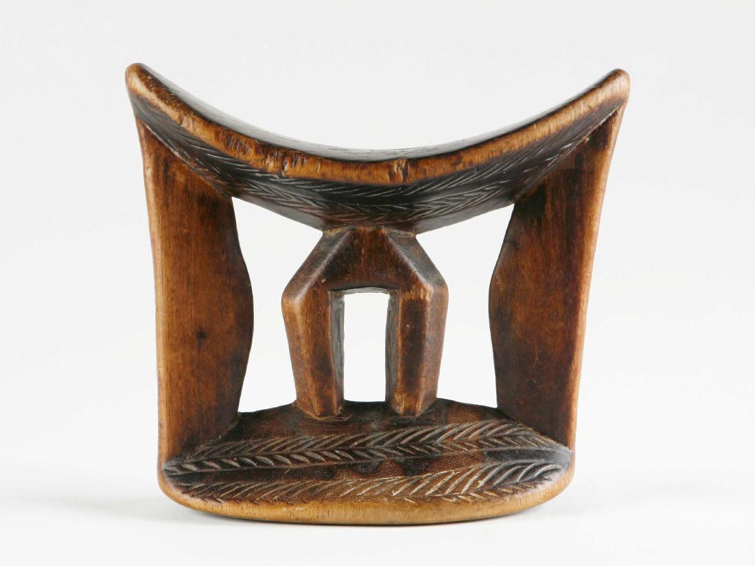 Nackenstütze (no reserve price): 164 Nackenstütze (no reserve price) Oromo, Äthiopien Holz. H 15,5 cm. B 17 cm. Provenienz: Nachlass Kurt Hösli-Brutschin (1928-2006), Basel. Nackenstützen dienten nebst der Grundfunktion auch dazu