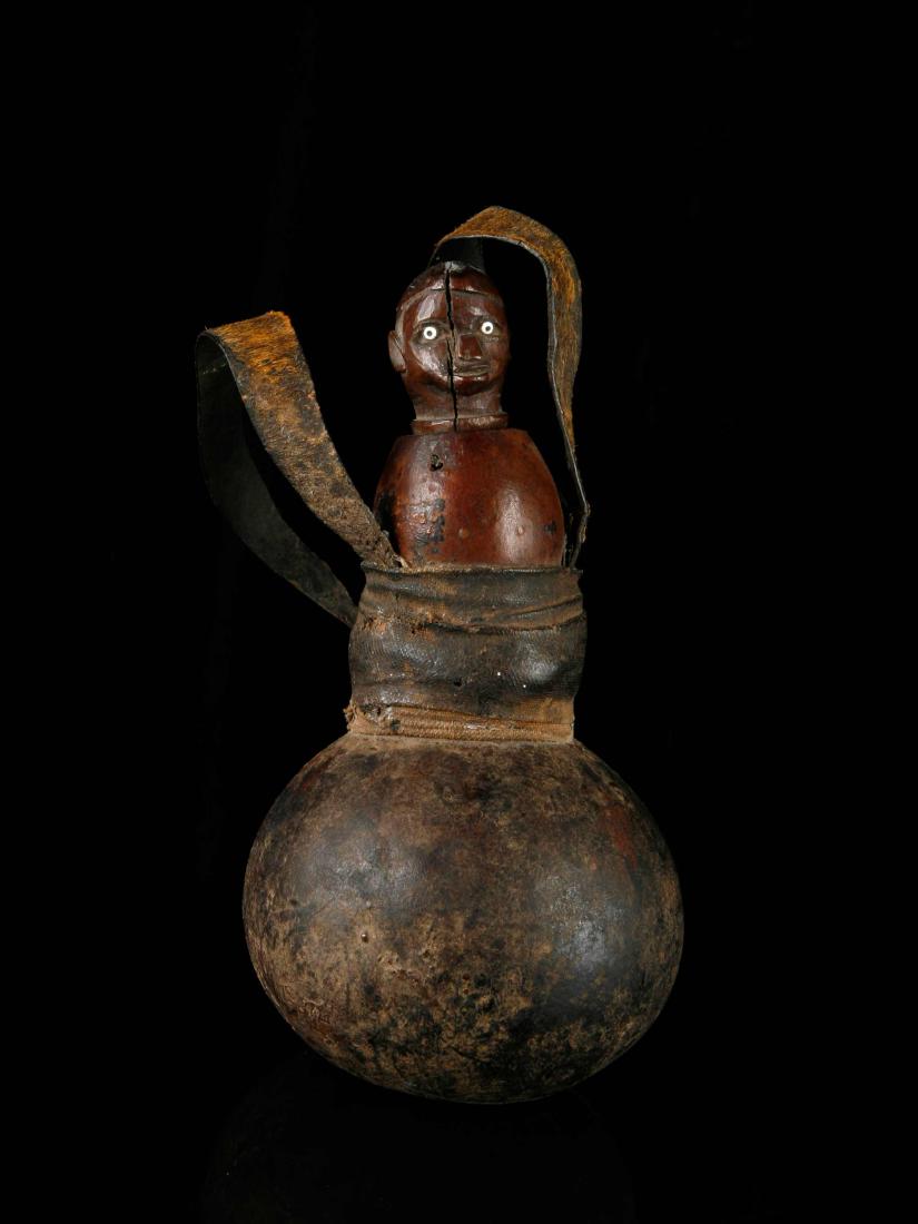Schminkbehälter (no reserve price): 172 Schminkbehälter (no reserve price) Zaramo, Tansania H 19 cm. Provenienz: Nachlass Kurt Hösli-Brutschin (1928-2006), Basel. CHF 100 / 200 EUR 94 / 188