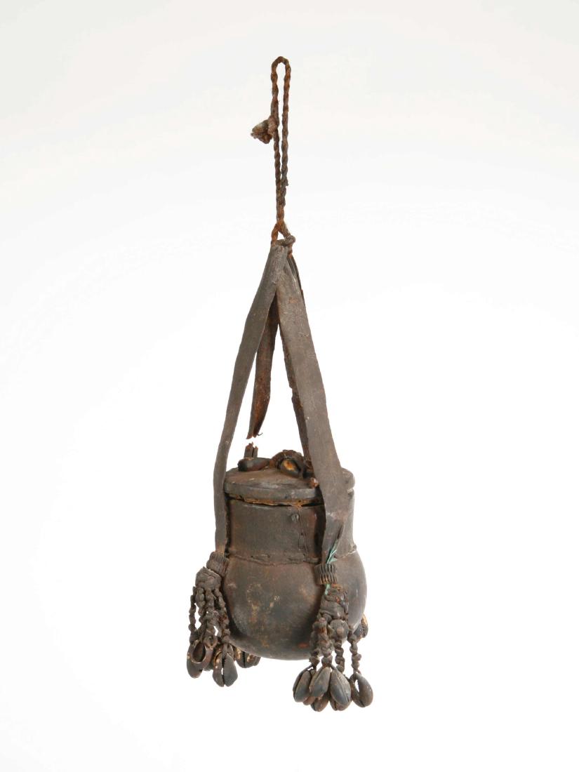 Deckelbehälter (no reserve price): 173 Deckelbehälter (no reserve price) Kalebasse, Kaurischnecken, Leder. H 10 cm. (Behälter) Provenienz: Nachlass Kurt Hösli-Brutschin (1928-2006), Basel. CHF 100 / 200 EUR 94 / 188
