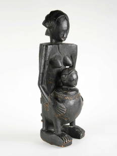 Schalenträgerin, "mboko" (TRIBAL ART): 146 Schalenträgerin, "mboko" (TRIBAL ART) Luba-Shankadi, DR Kongo Kunstgewerbe / pièce d'artisanat / handicraft Holz. H 50,5 cm. Provenienz: Nachlass Kurt Hösli-Brutschin (1928-2006), Basel. Publiz