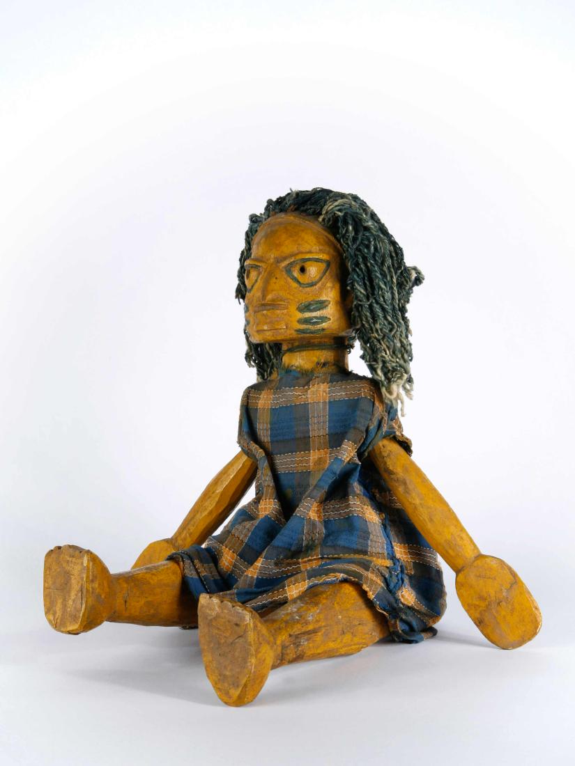 Yoruba-Marionette / Yoruba Marionette / African Art: 33 Marionette Yoruba, Nigeria Holz, Textil. H 36 cm. Provenienz: - Galerie Walu, Zürich (1987). - Nachlass Rudolf und Leonore Blum, Zumikon. - Schweizer Privatsammlung, Zürich. CHF 200 / 400 EUR 188