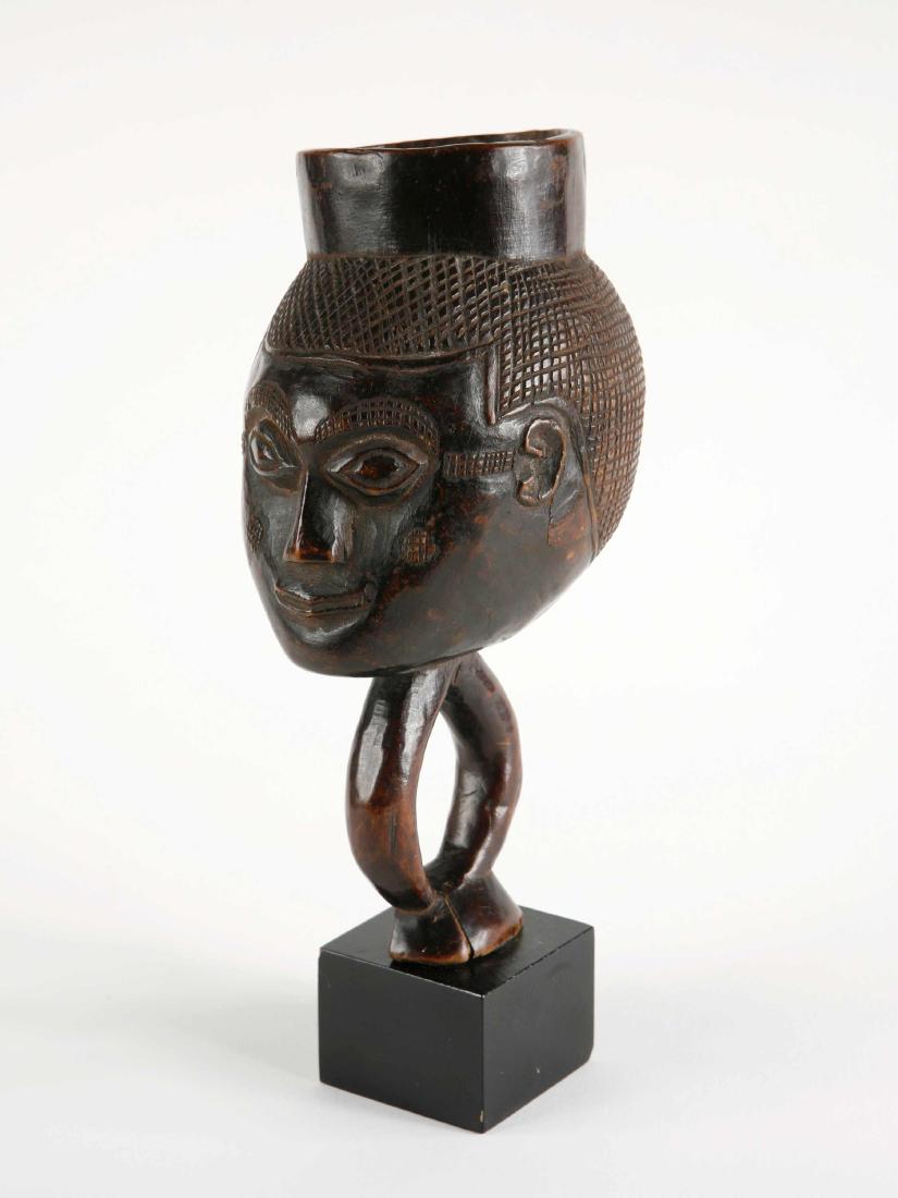 Palmwein-Becher: 55 Palmwein-Becher Kuba, DR Kongo Gesockelt (base included) Holz. H 22 cm. Provenienz: Nachlass Kurt Hösli-Brutschin (1928-2006), Basel. Das heutige Königreich Kuba ist eine von der Herrscherschicht