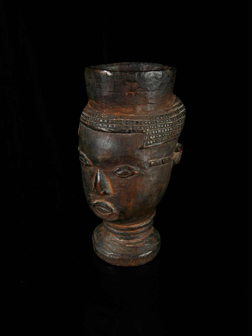 Palmwein-Becher: 56 Palmwein-Becher Kuba, DR Kongo Holz. H 16,5 cm. Provenienz: Nachlass Kurt Hösli-Brutschin (1928-2006), Basel. Das heutige Königreich Kuba ist eine von der Herrscherschicht Bushong dominierte Konf