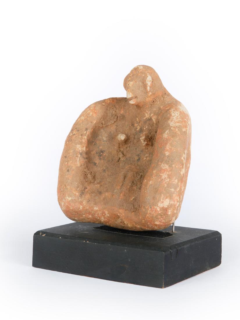 Figur: 4 Figur Djenne, Mali Gesockelt / with base Terrakotta. H 15 cm. B 13,5 cm. Provenienz: Nachlass Denise David (1928-2011), Zürich. Die alte Stadt Djenné wurde um 800 n. Chr. gegründet und gehörte z