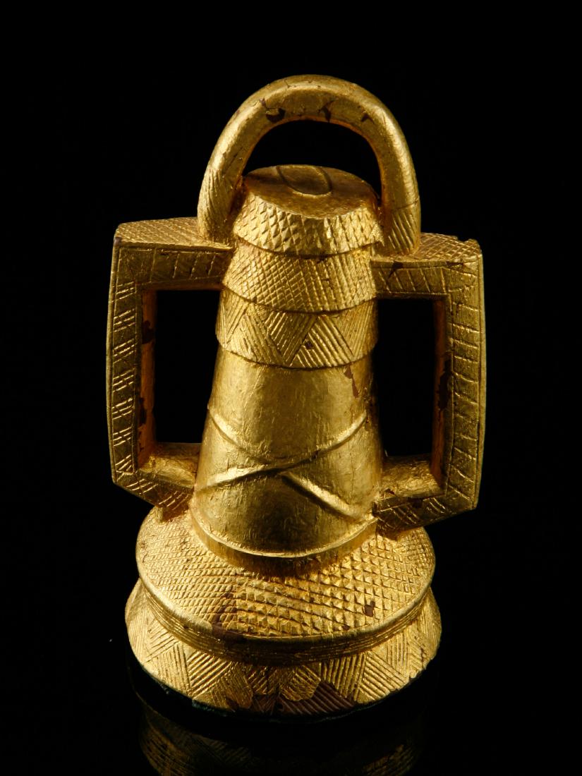 Prestigeobjekt, Öllampe: 30 Öllampe, Goldfolie Baule, Côte d’Ivoire Holz, mit Goldfolie überzogen. H 15 cm. Provenienz: Galerie Walu, Zürich. Publiziert: Lüthi, Werner & David, Jean (2009). Ausstellungskatalog: Helveti