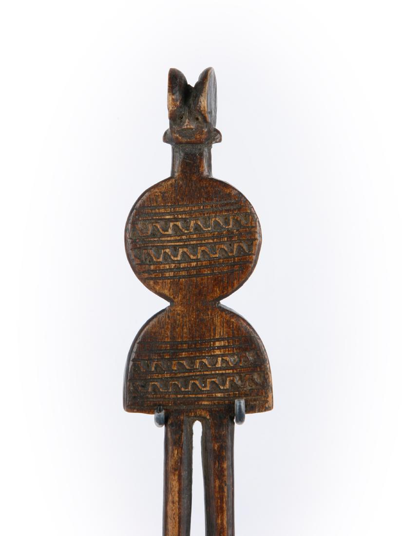 Haarnadel: 82 Haarnadel Zaramo, Tansania Gesockelt / with base Holz. H 21,5 cm. Provenienz: Nachlass Kurt Hösli-Brutschin (1928-2006), Basel. CHF 50 / 100 EUR 47 / 94