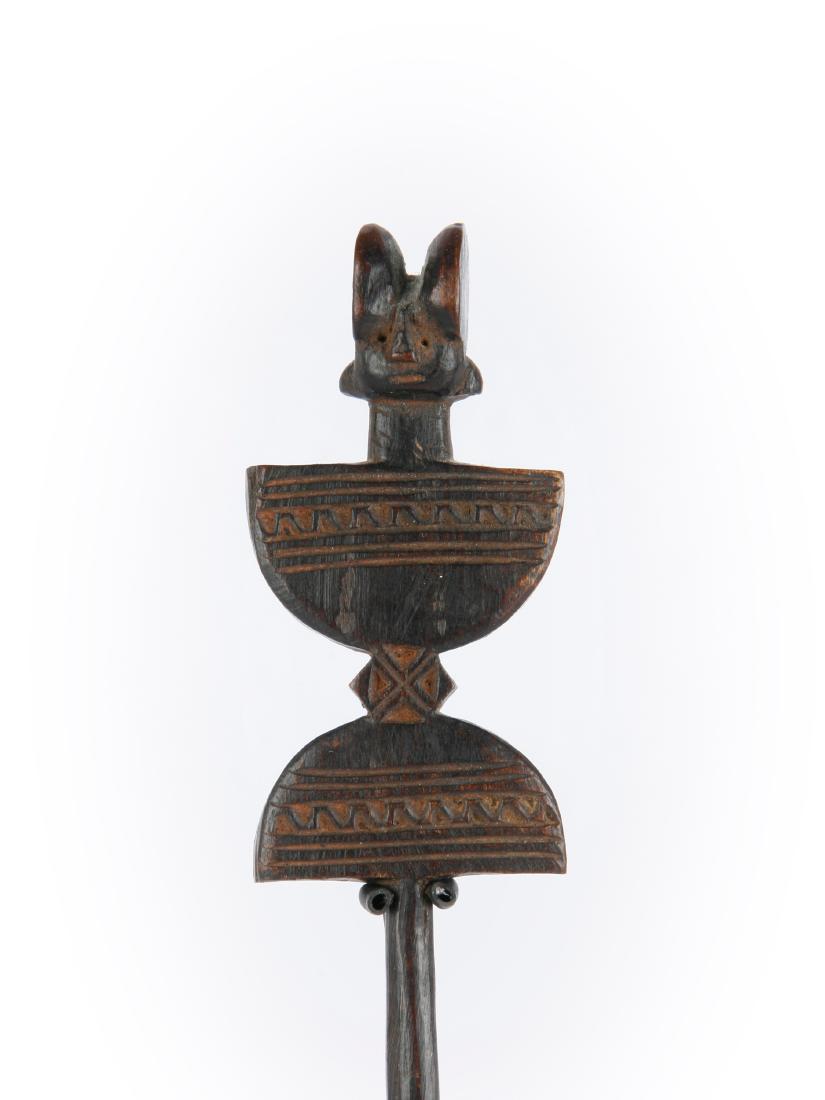 Haarnadel: 83 Haarnadel Zaramo, Tansania Gesockelt / with base Holz. H 21,5 cm. Provenienz: Nachlass Kurt Hösli-Brutschin (1928-2006), Basel. CHF 50 / 100 EUR 47 / 94