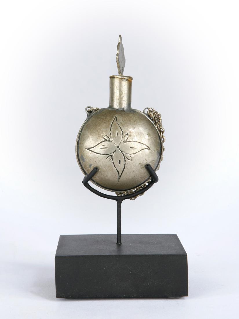 Verschlossenes Gefäss: 46 Verschlossenes Gefäss Gesockelt (base included) H 7,5 cm. Provenienz: Nachlass Kurt Hösli-Brutschin (1928-2006), Basel. CHF 50 / 100 EUR 47 / 94