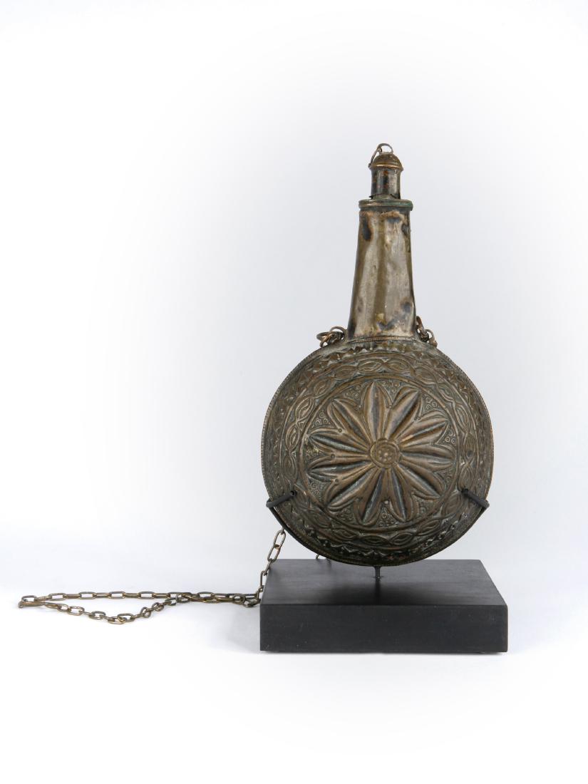 Tabatière: 48 Tabatière Gesockelt (base included) Messing. H 18,5 cm. Provenienz: Nachlass Kurt Hösli-Brutschin (1928-2006), Basel. CHF 50 / 100 EUR 47 / 94