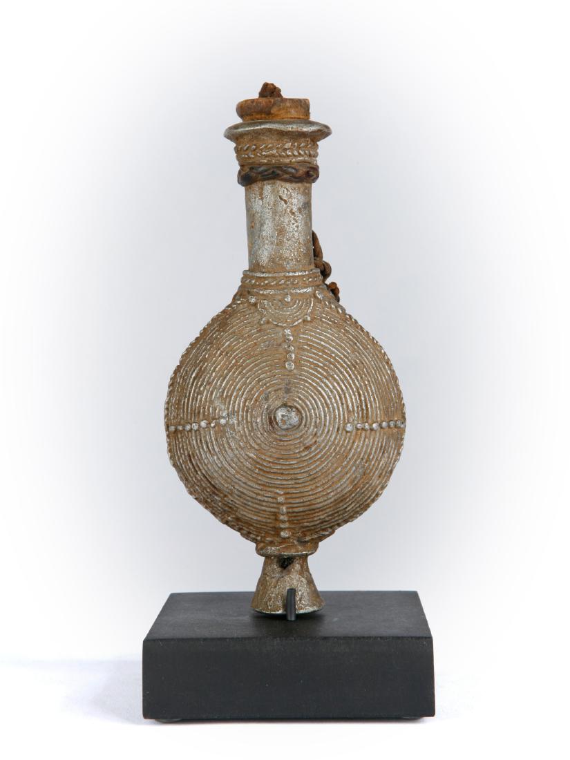 Tabatière: 49 Tabatière Kirdi, Kamerun Gesockelt (base included) Gelbguss. H 13,5 cm. Provenienz: Nachlass Kurt Hösli-Brutschin (1928-2006), Basel. CHF 50 / 100 EUR 47 / 94