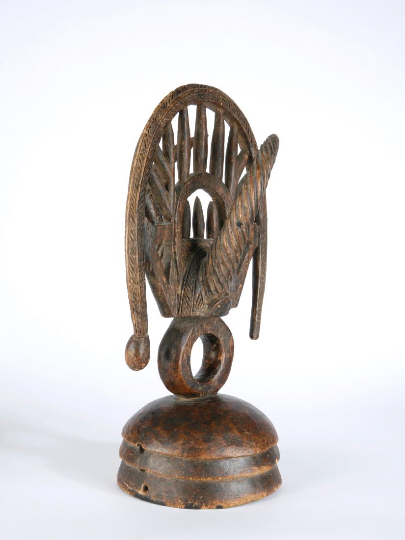 Tanzaufsatz, "ekpeshi" (1 of 9)