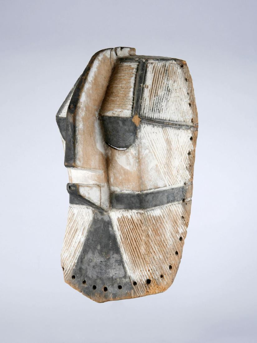 Maske, "kifwebe": 76 Maske, "kifwebe" Songye, DR Kongo Ohne Sockel (without base) Holz. H 39 cm. Provenienz: Nachlass René David (1928-2015), Zürich. Zustand: Mund nach Bruch angefügt (original Stück) Maske des bwa