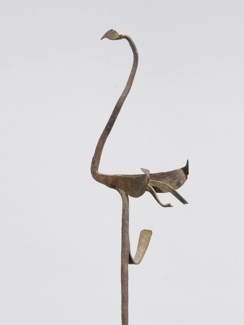 Altareisen, Eisen: 40 Altareisen, Eisen Yoruba, Nigeria Gesockelt (base included) Eisen. H 115 cm B 15 cm Provenienz: Nachlass Denise David (1928-2011), Zürich. Im ganzen Yoruba-Gebiet sind Orakel-Befragungen eine wich