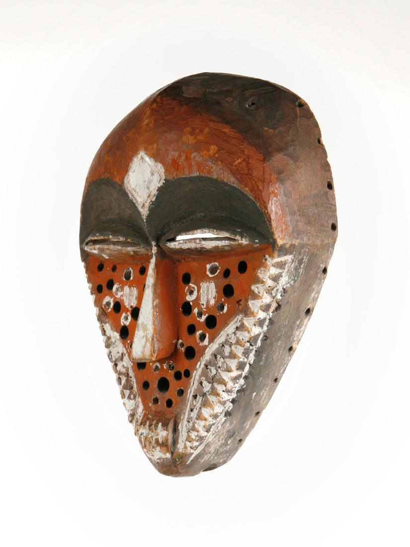 Maske: 51 Maske Pende, DR Kongo Ohne Sockel (base NOT included). Holz. H 23 cm. Provenienz: - Nachlass Kurt Hösli-Brutschin (1928-2006), Basel. - Hammer Auktion 16 (20.01.2018) Lot 89. Storniert (unpaid). E