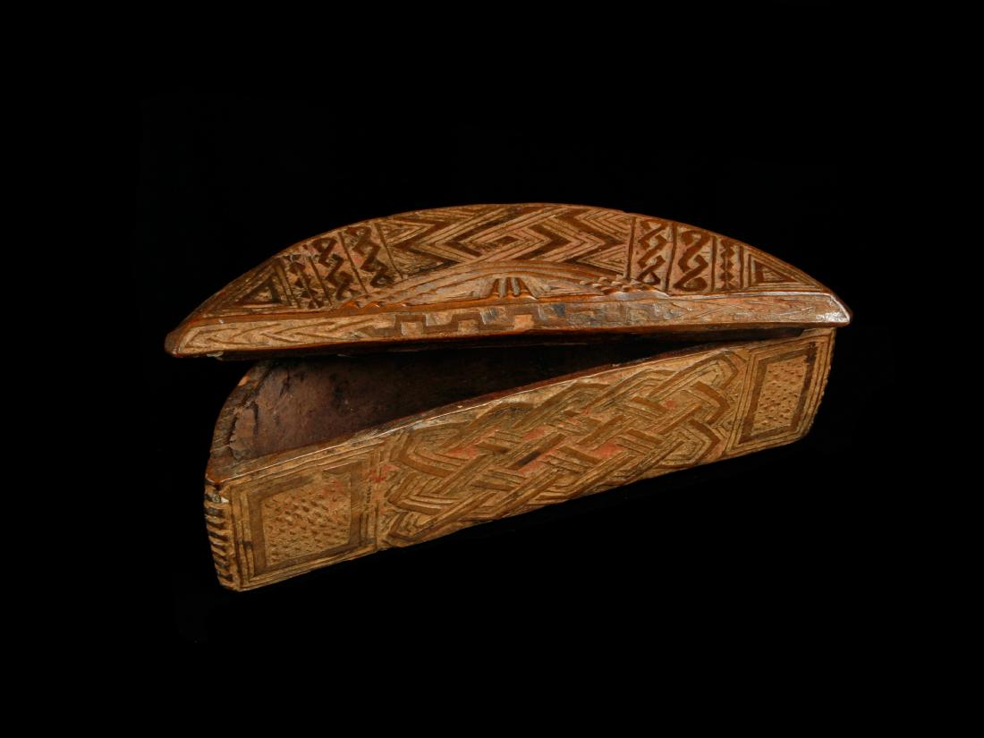 Deckeldose: 62 Deckeldose Kuba, DR Kongo Holz. L 18 cm. Provenienz: - Nachlass Kurt Hösli-Brutschin (1928-2006), Basel. - Hammer Auktion 16 (20.01.2018) Lot 115. Storniert (unpaid). Das heutige Königreich Kuba 
