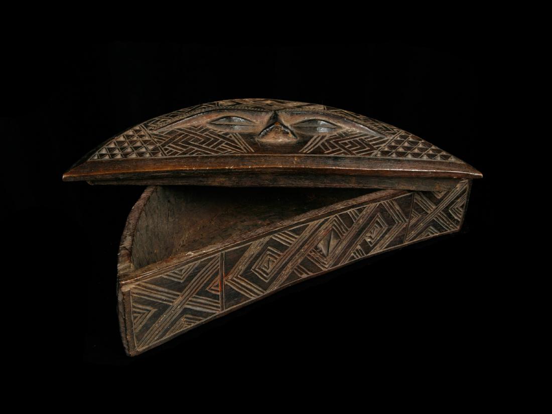 Deckeldose: 63 Deckeldose Kuba, DR Kongo Holz. L 27 cm. Provenienz: - Nachlass Kurt Hösli-Brutschin (1928-2006), Basel. - Hammer Auktion 16 (20.01.2018) Lot 118. Storniert (unpaid). Das heutige Königreich Kuba 
