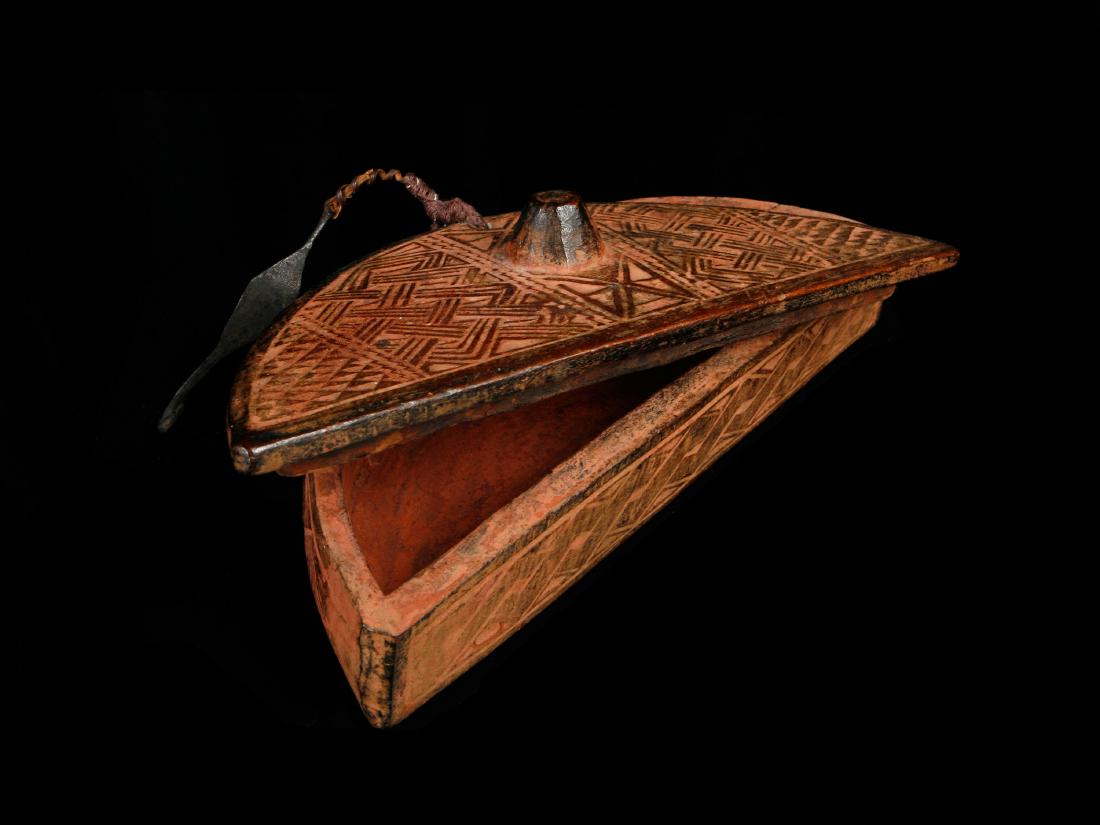 Deckeldose: 64 Deckeldose Kuba, DR Kongo Holz. L 26 cm. Provenienz: - Nachlass Kurt Hösli-Brutschin (1928-2006), Basel. - Hammer Auktion 16 (20.01.2018) Lot 121. Storniert (unpaid). Das heutige Königreich Kuba 