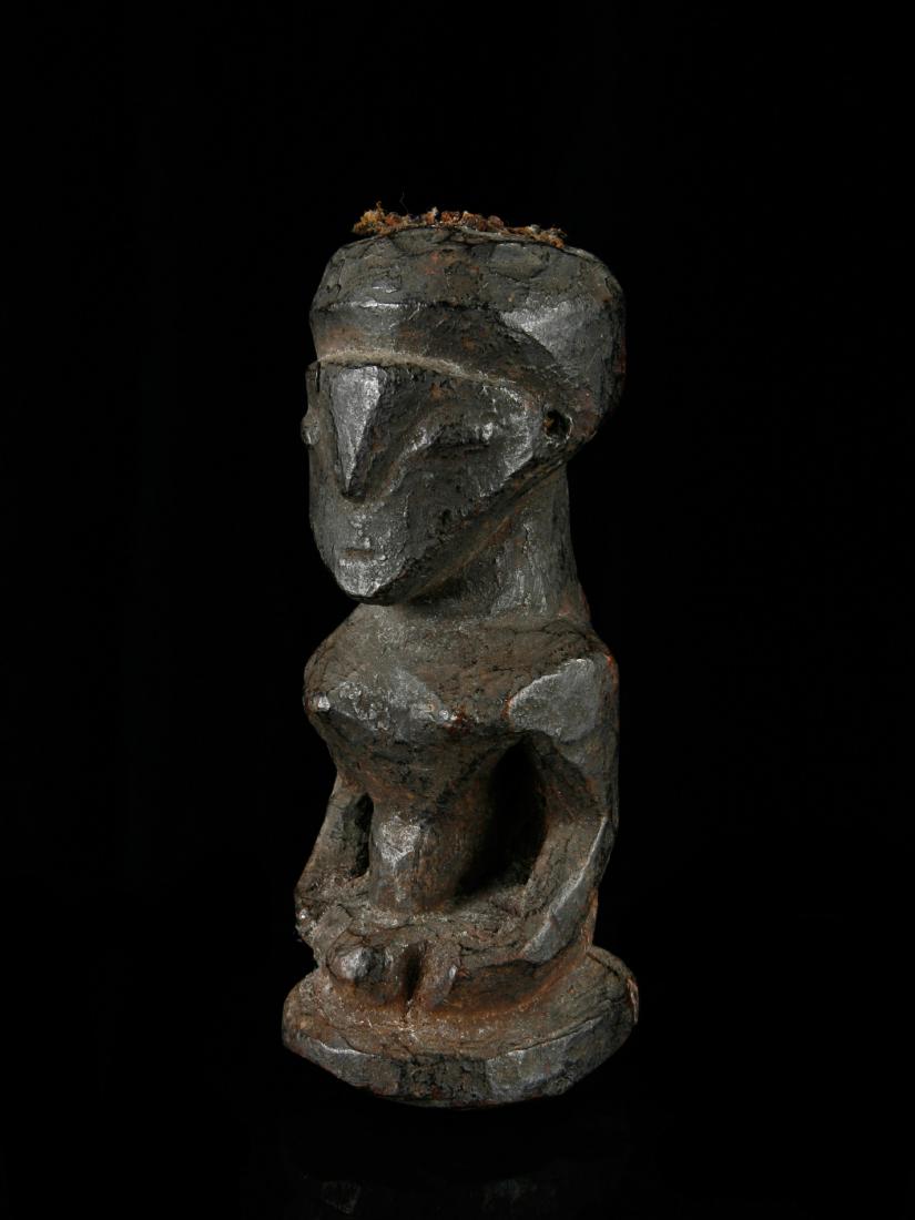 Figur: 84 Figur Kasongo, DR Kongo Ohne Sockel (without base). Holz. H 12 cm. Provenienz: - Nachlass Kurt Hösli-Brutschin (1928-2006), Basel. - Hammer Auktion 16 (20.01.2018) Lot 134. Storniert (unpaid). Per