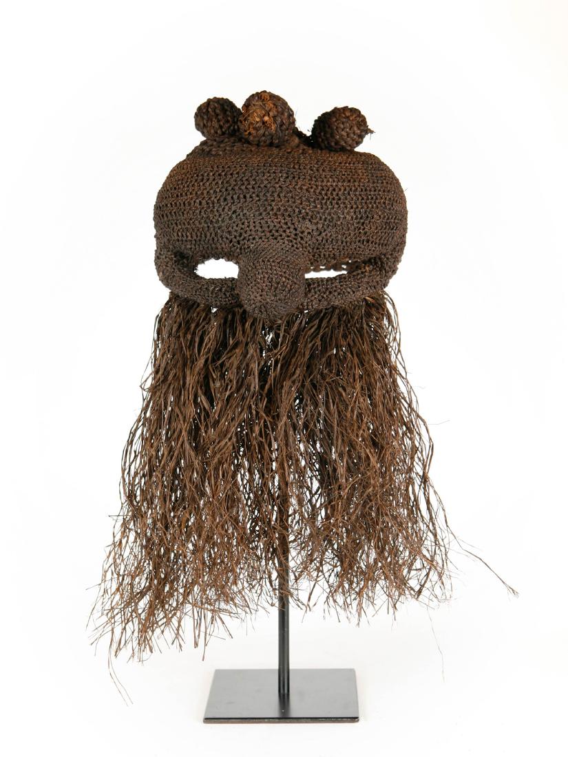Maske, "mufuampo": 88 Maske, "mufuampo" Salampasu, DR Kongo Ohne Sockel (base NOT included). Textil, Raphia. H 50 cm. Provenienz: - Nachlass Kurt Hösli-Brutschin (1928-2006), Basel. - Hammer Auktion 16 (20.01.2018) Lot