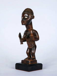 Figur, "nkisi" / Bembe, Kongo / African Art: 46 Figur, "nkisi" Bembe, DR Kongo Gesockelt (base included) Holz, Keramik. H 14,5 cm. Provenienz: Nachlass Dr. Eduard Hess, Oberwil. Das Kongo-Reich der heutigen Republik Kongo wird schon in den erste