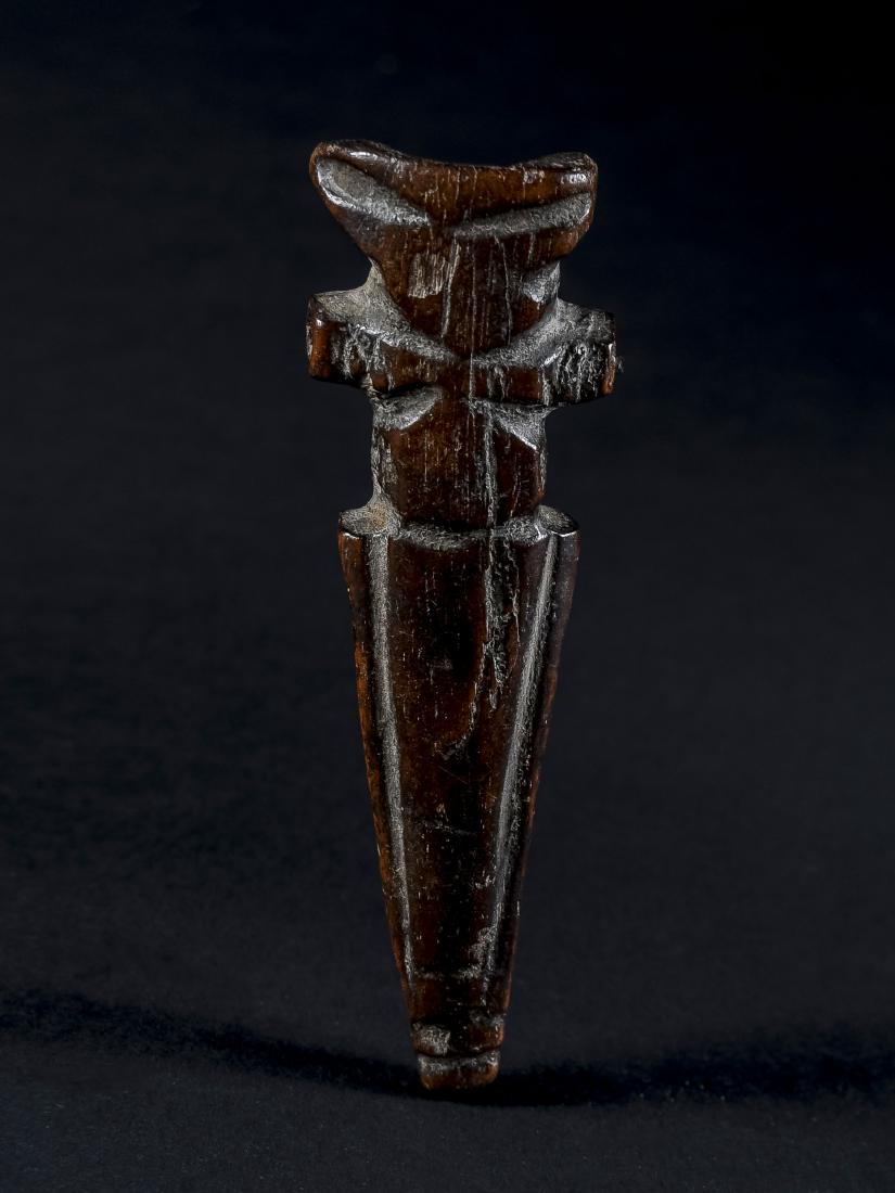Flöte: 93 Flöte Lobi, Burkina Faso Holz. H 10, 5 cm. Provenienz: Nachlass René David (1928-2015), Zürich. Flöten wurden quer durch Schwarzafrika so unterschiedlich verwendet, wie ihre Formen vielfältig 