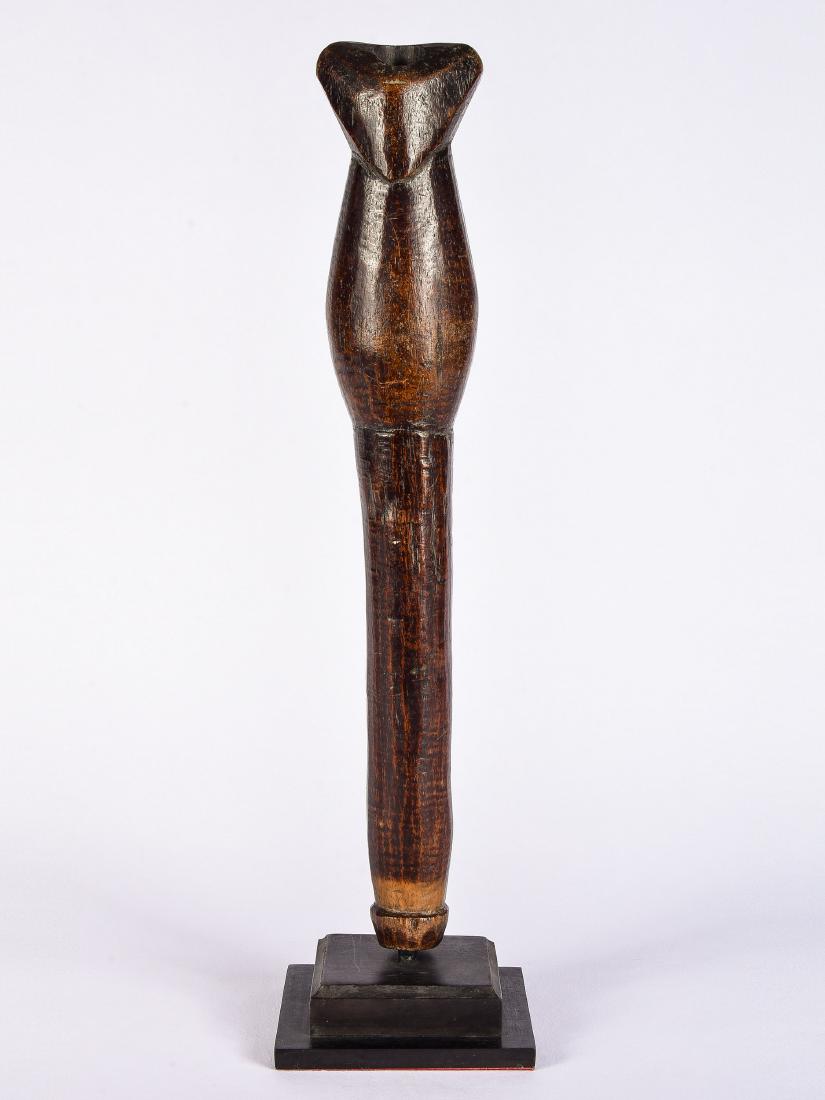 Flöte: 94 Flöte Lobi, Burkina Faso Gesockelt (base included) Holz. H 29 cm. Provenienz: Nachlass René David (1928-2015), Zürich. Flöten wurden quer durch Schwarzafrika so unterschiedlich verwendet, wie i