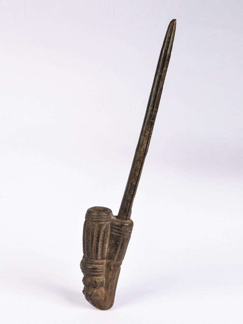 Tabakspfeife: 109 Tabakspfeife Grasland, Kamerun Holz, Terrakotta. L 45 cm. Provenienz: Nachlass Kurt Hösli-Brutschin (1928-2006), Basel. Kunstvoll gestaltete Prestige-Tabakspfeifen standen lediglich dem König un
