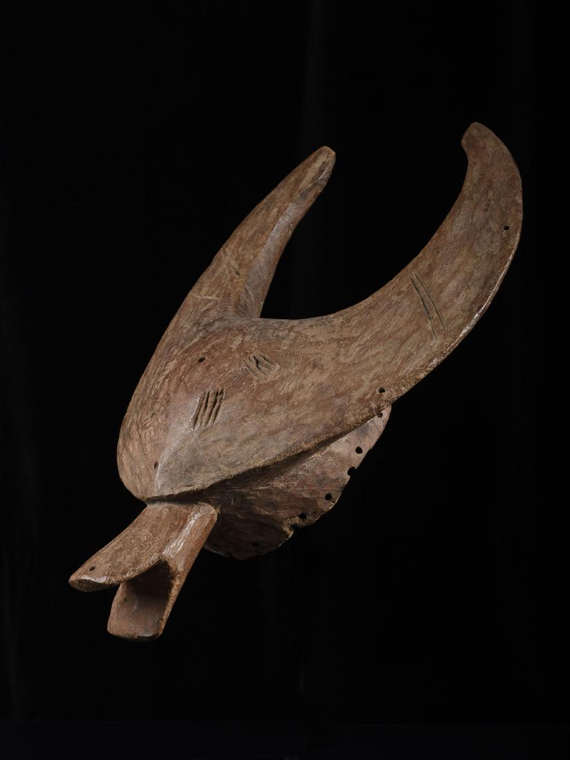 Maske: 57 Maske Mama-Kantana, Nigeria Gesockelt (base included) Holz. H 42 cm. Provenienz: Galerie Walu, Basel. maske, die bei verschiedenen Festlichkeiten des mangan-Kultes für das Wohl, die Gesundheit und